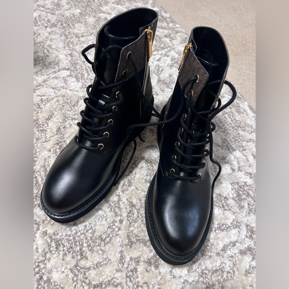 BRAND NEW Michael Kors Signature Logo Lace- Up Boots